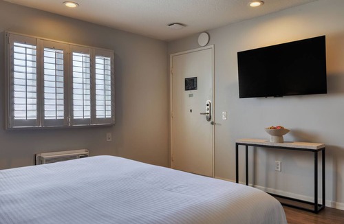 Laguna Beach Hotel | Boutique Hotel + Pool + Hot Tub + Terrace + Walkable | The Mara by AvantStay