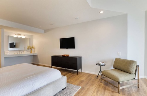 Diamond Crestview Hotel | Boutique Hotel | Rooftop Ocean Views + Pool + Hot Tub | Walk to Everything