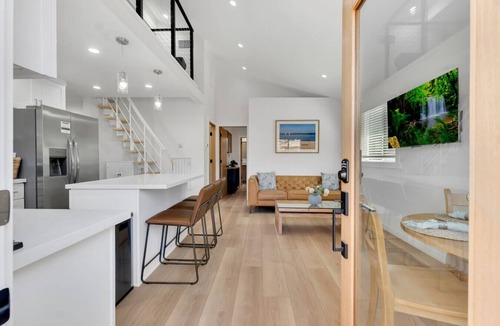 Thousand Oaks House | Brand new Cottage, putting green, private patio