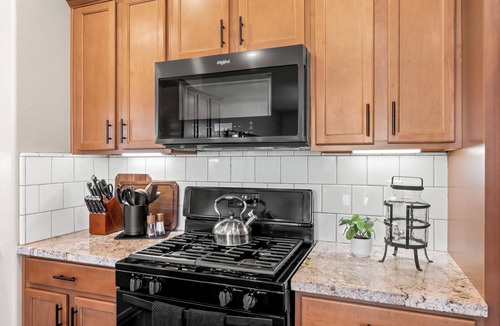 Raisin House | Brand New, Hot Tub, King Suite, BBQ, Fire Pit!