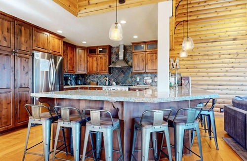 Mammoth Lakes Condo | Bridges Townhome 11 Pet-Friendly Deluxe Townhome with Private Hot Tub and Stones throw to slopes by RedAwning