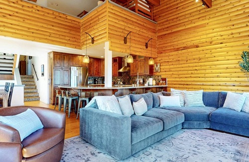 Mammoth Lakes Condo | Bridges Townhome 11 Pet-Friendly Deluxe Townhome with Private Hot Tub and Stones throw to slopes by RedAwning