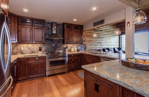 Mammoth Lakes Condo | Bridges Townhome 11 Pet-Friendly Deluxe Townhome with Private Hot Tub and Stones throw to slopes by RedAwning
