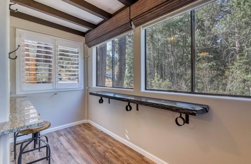Truckee Condo | Bright and airy, newly remodeled ski-in ski-out 2BR/1.5BA 880ft condo