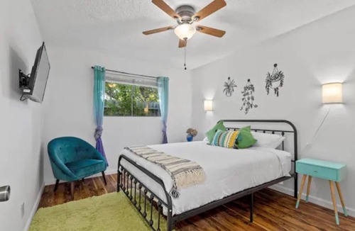 Greenacres House | Bright and spacious 4-bed w/ pool and king suite