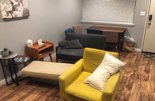 Belmont Apartment | Bright and Sunny 1-BR conveniently located to major medical centers in Belmont