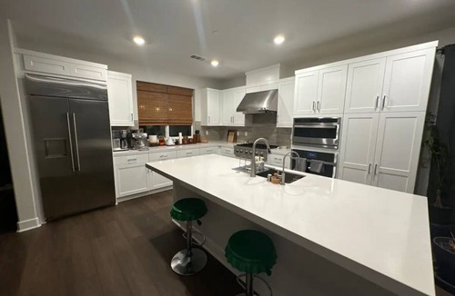 Simi Valley Bed & Breakfast | Bright & Breezy Room - Your Home Away from Home
