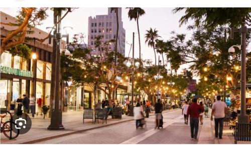 Downtown Apartment | Bright Coastal Apartment Next to Santa Monica Pier