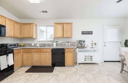 Armona House | Bright & Comfy House Near NAS with Free Parking