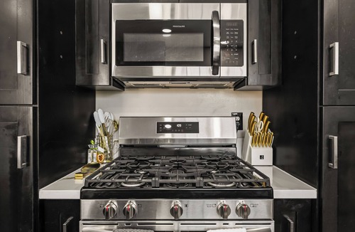 Los Angeles House | Bright & Inviting 3-BR house W Modern Kitchen, AC and 3 car parking Los Angeles