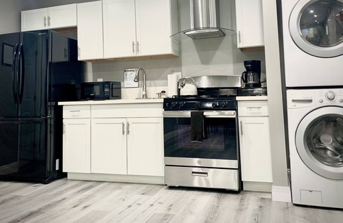 North Hills West House | Bright Modern Valley House | Kitchen | Washer & Dryer / Dogs OK!