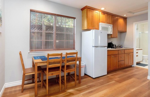 Shoreline West House | Bright, Quiet, Comfy 1BR Cottage in Mountain View