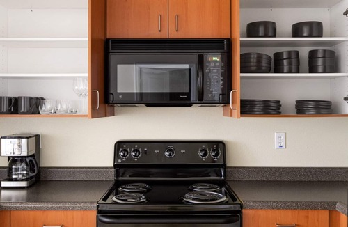 South San Francisco Apartment | Bright South SF 1BR w/ W/D, Gym, Pool, next to BART and TJ, by Blueground
