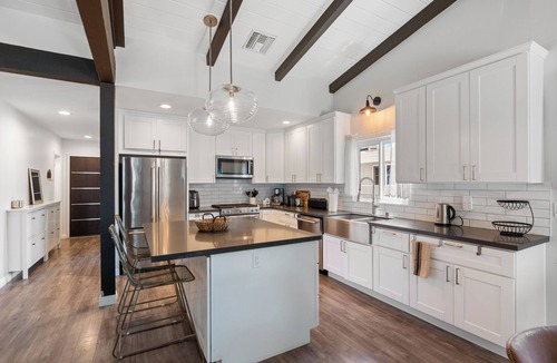 Van Nuys House | Bright Spacious Home With Office, BBQ & Backyard