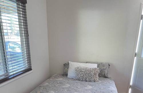 Castro Valley Bed & Breakfast | Bright Studio/Room with Private Bath & Private Entry