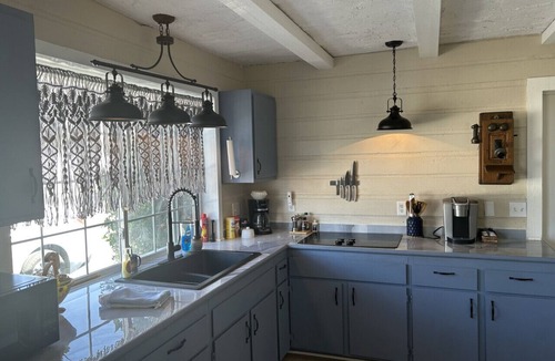 Sunrise Manor House | Brilliant Beverly King Community Pool/gym 3miles