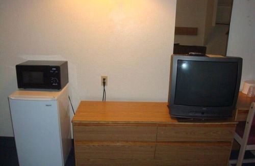 Lake Havasu City Hotel | Budget-Friendly Room w/Free Parking + Quiet Stay Near London Bridge - 2mi