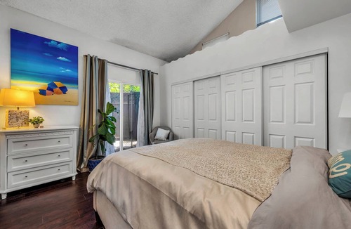 Burbank House | Bungalow Retreat Explore in Walk-able Location. Close to Universal n Warner Bros