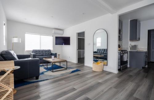 Los Angeles Villa | Bungalow w Free Parking 4 min from SoFi, 8min from airport