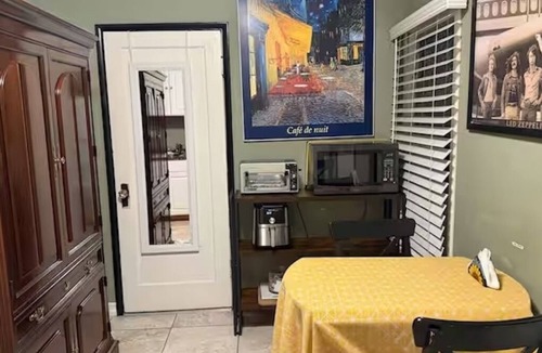 Burbank Cottage | Burbank 30+ Day Rental Private Quiet Guest House Warner Bro & St Joseph & NYFA