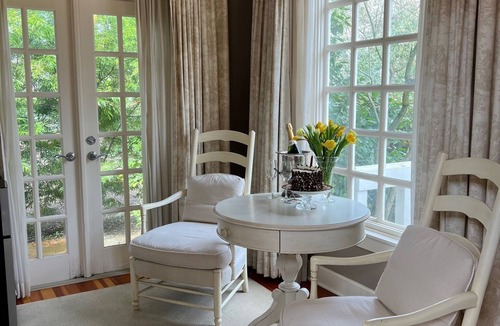 Sonoma House | Burbank Suite Historic Cedar Mansion Bungalows