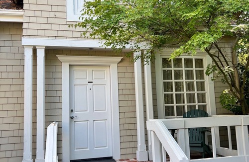 Sonoma House | Burbank Suite Historic Cedar Mansion Bungalows