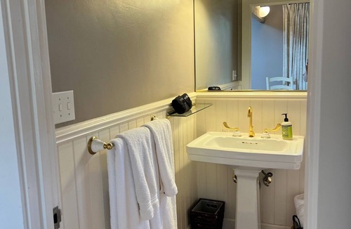 Sonoma House | Burbank Suite Historic Cedar Mansion Bungalows