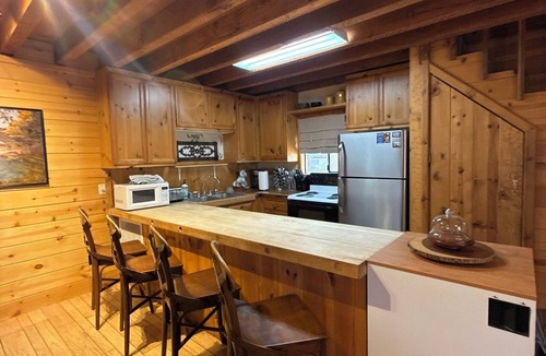 Fern Valley Cabin | Cabin in the Woods "Sky Rock Lodge" with Hot Tub, walk to town with a/c units