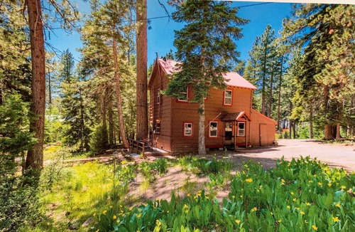 Lake Forest House | Cabinlicious! Extra fun 70's Tahoe Retreat elite neighborhood a block to beach