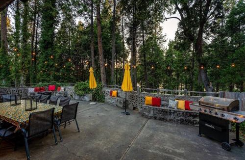 Springville House | Camp Nelson Chalet | Game Room | Spacious |Hot Tub