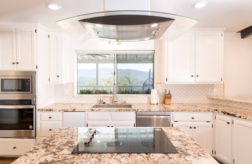 Oakhurst House | Canyon View House w/hot tub, game room, views, and more!