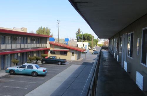 Redwood Oaks Hotel | Capri Motel
