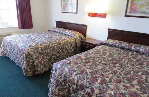 Redwood Oaks Hotel | Capri Motel