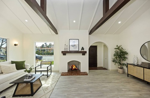 Alhambra House | Casa Alhambra near DTLA with jacuzzi and King Beds