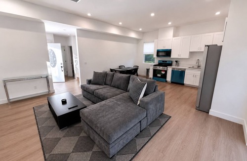 North Hollywood House | Casa Camelia, Fire Pit, BBQ, Games, Fully Gated, 3 Bedrooms, By Universal Studio