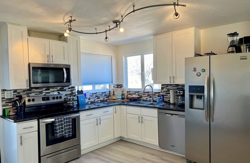 Twentynine Palms House | Casa De Amigos/2 Acres, Jacuzzi, Game Room, Stargazing & JT National Park!