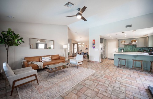 Paradise House | Casa Leon: 4BR House w/Pool near Strip!