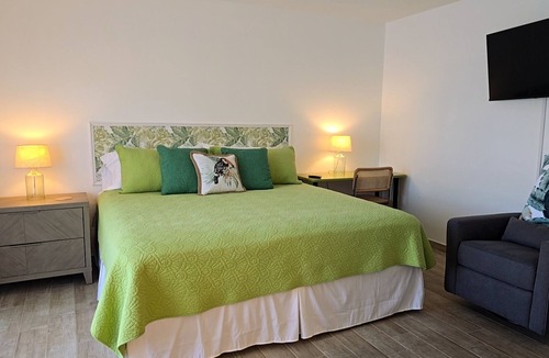 Greenacres Hotel | Casa Tropical with a hot tub