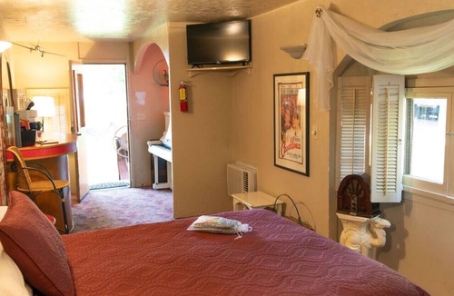Nice Bed & Breakfast | Casablanca Railroad Caboose Cabin