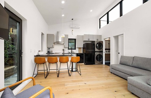 Eagle Rock House | Casetta York: Designer Highland Park Retreat with Rooftop Views