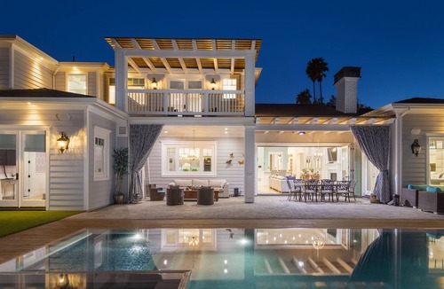 Tarzana Villa | Cassandra