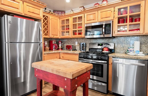 Fox Farm House | Catalina Creekside Cabin - Log Cabin, Perfect for Couples, Fenced Yard