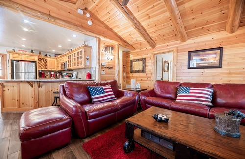 Fox Farm House | Catalina Creekside Cabin - Log Cabin, Perfect for Couples, Fenced Yard