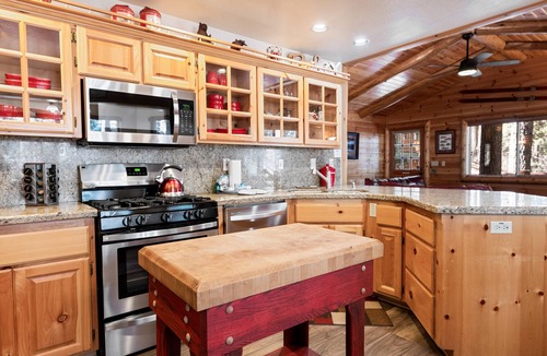 Fox Farm House | Catalina Creekside Cabin - Log Cabin, Perfect for Couples, Fenced Yard