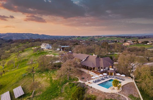 Templeton House | Cathedral by AvantStay Charming Secluded Estate w/ Sauna, Pool Table & Views of the Rolling Hills