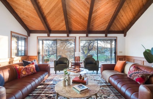Templeton House | Cathedral by AvantStay Charming Secluded Estate w/ Sauna, Pool Table & Views of the Rolling Hills
