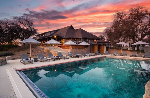 Templeton House | Cathedral by AvantStay Charming Secluded Estate w/ Sauna, Pool Table & Views of the Rolling Hills