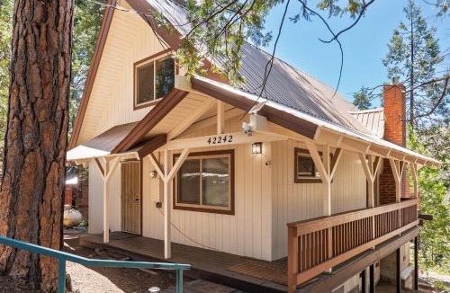 West Village House | Cavu Cabin - A Classic Mountainside Escape