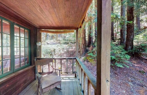 Cazadero Cabin | Cazadero Dog-Friendly Cottage for Two with Hot Tub