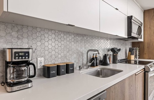 Koreatown Apartment | Centra LA | Heart of K-Town| Free Parking, Gym, Pool & Top Amenities